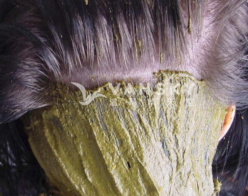 251001111023_Henna paste on white hair.jpg